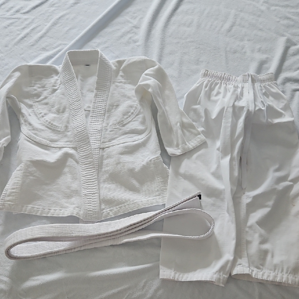 White Martial Arts Gi Set With Belt MO Size 7-8